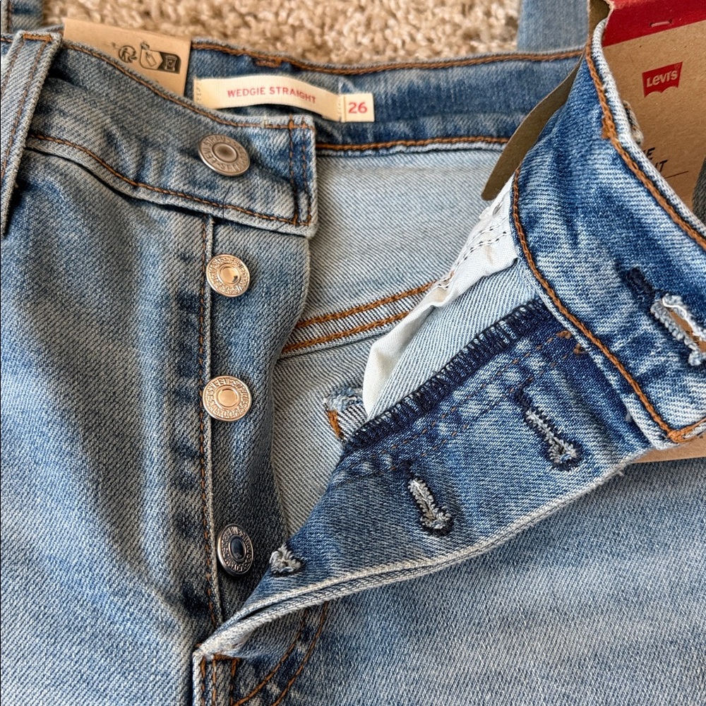 Levi's Women’s Light Blue Straight Jeans- Wedgie straight! Size 26x28 - Picture 4 of 11